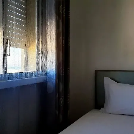 With 3 Bedrooms In Lisboa, With Wifi - 23 Km From The דירה