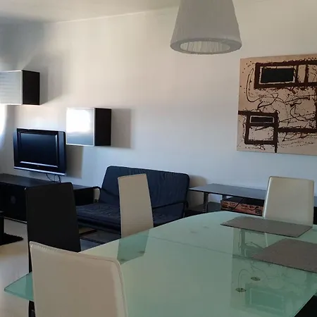 With 3 Bedrooms In Lisboa, With Wifi - 23 Km From The Apartment *