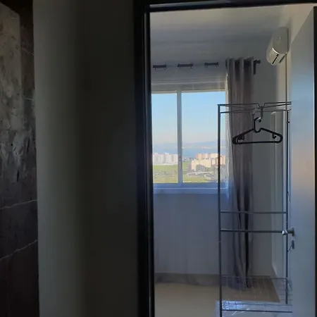 With 3 Bedrooms In Lisboa, With Wifi - 23 Km From The *