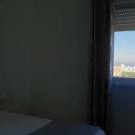 With 3 Bedrooms In Lisboa, With Wifi - 23 Km From The Apartment